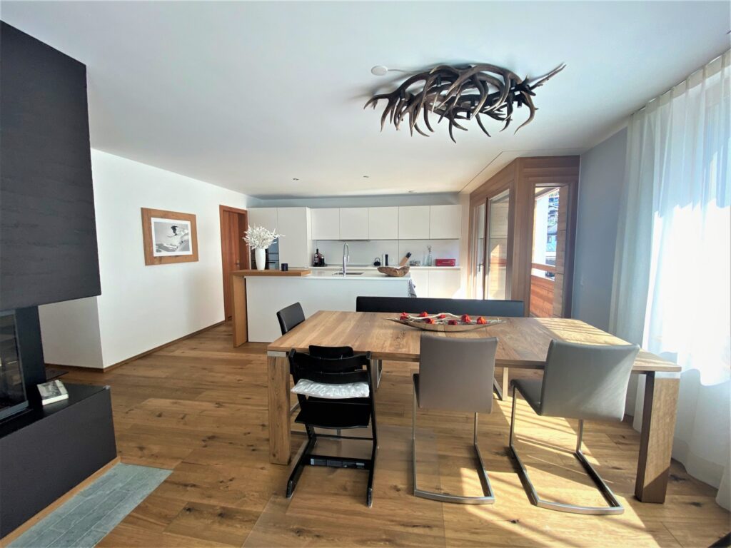 vanoli-35-zimmer-mietwohnung-lenzerheide-zentrum-essbereich-scaled-1.jpg