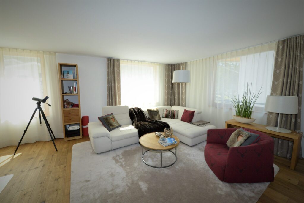 vanoli-35-zimmer-mietwohnung-lenzerheide-zentrum-wohnzimmer-1-scaled-2.jpg