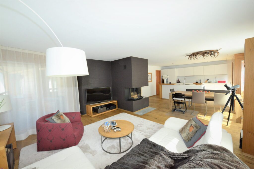 vanoli-35-zimmer-mietwohnung-lenzerheide-zentrum-wohnzimmer-3-scaled-1.jpg